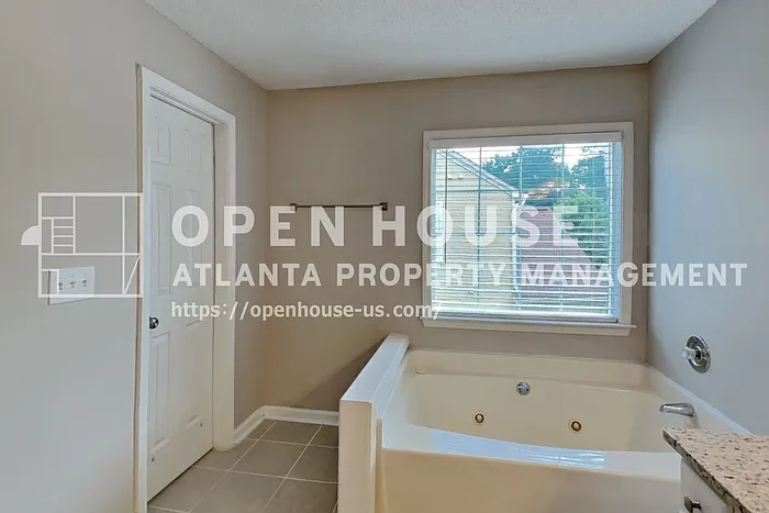 596 Lullingstone Dr SE — Photo 13