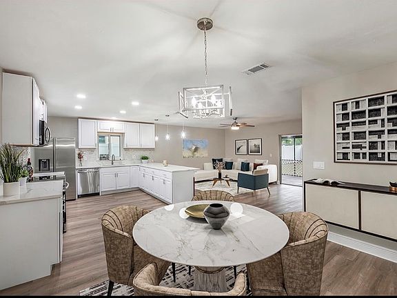 3rd image of 3909 Briarlake Dr