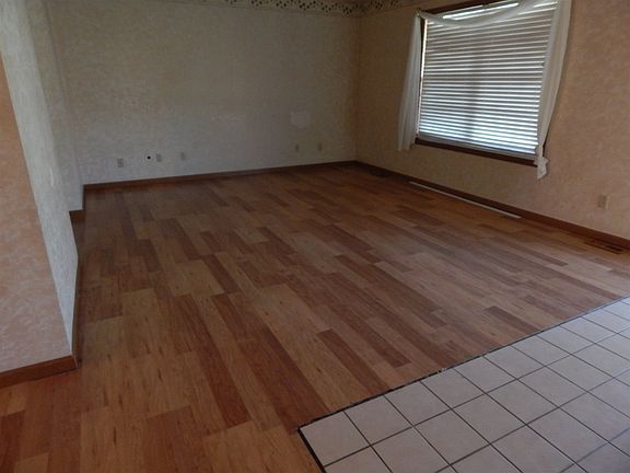 2nd image of 842 E Clover Dr