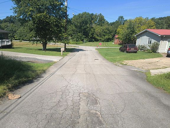 4th image of 910 Latham St