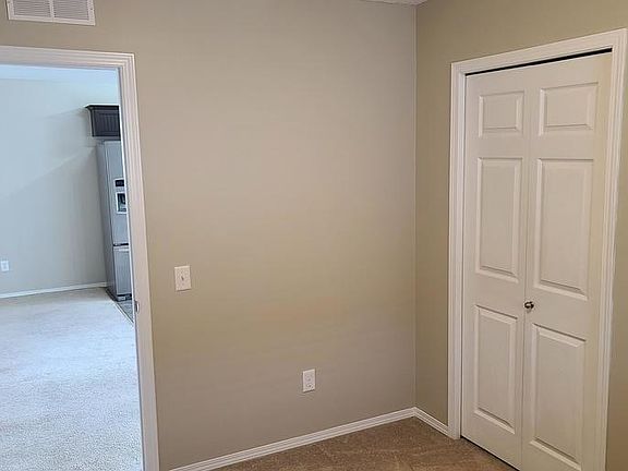 5th image of 142 Selkirk Pl