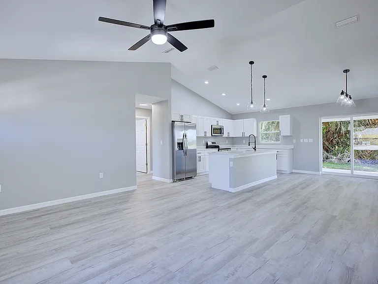 136 Friendly Cir — Photo 10