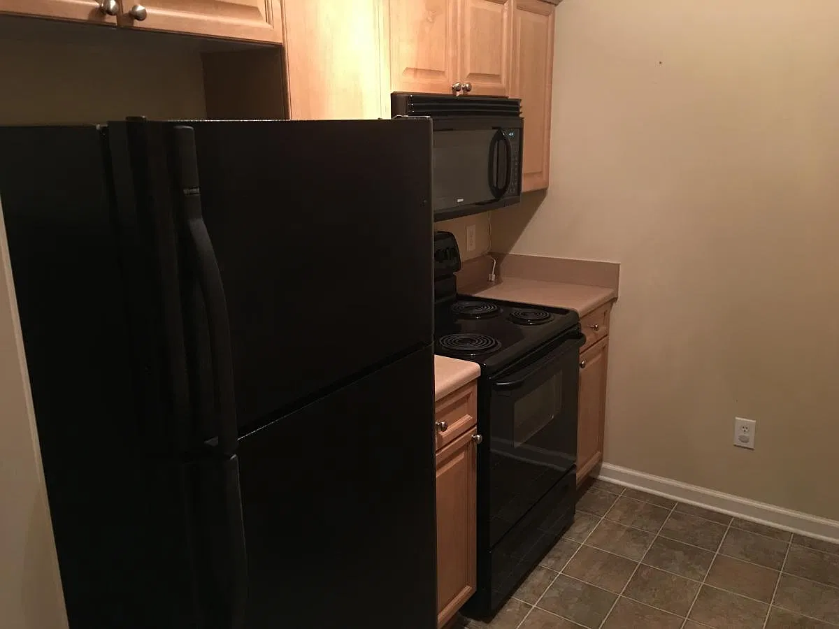 2129 Kings Court — Photo 4