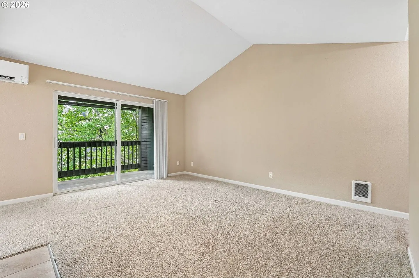 Beautiful 1 Bedroom End-Unit Condo in Murrayhill Woods! Vaulted Ceilings, Decorative Fireplace, C... — Photo 4
