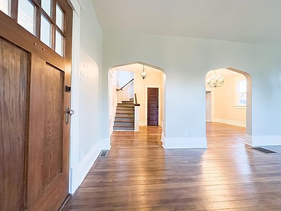 3rd image of 1120 Kinnaird Ave