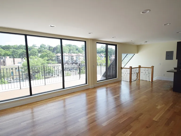 1616 Beacon St #8 — Photo 7