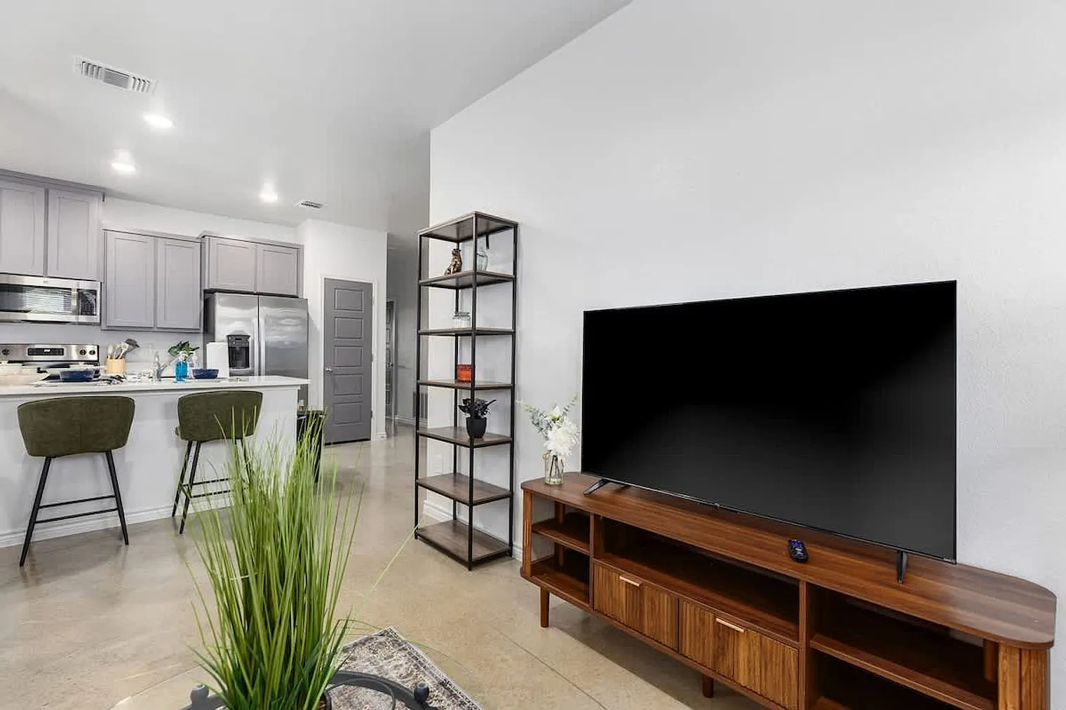 3 bed, 2.0 bath, 1194 sqft, $4,664 — Photo 3