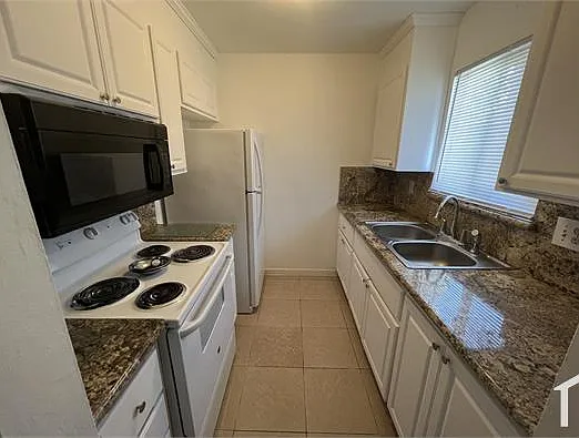 2201 Peppertree Way — Photo 2