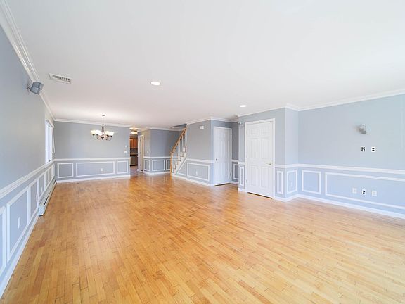 5th image of 241 Knox Ave