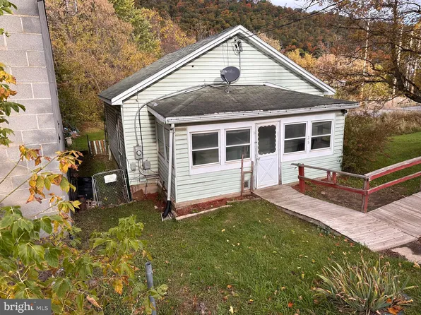 25 Harrison Ave, Berkeley Springs, WV 25411