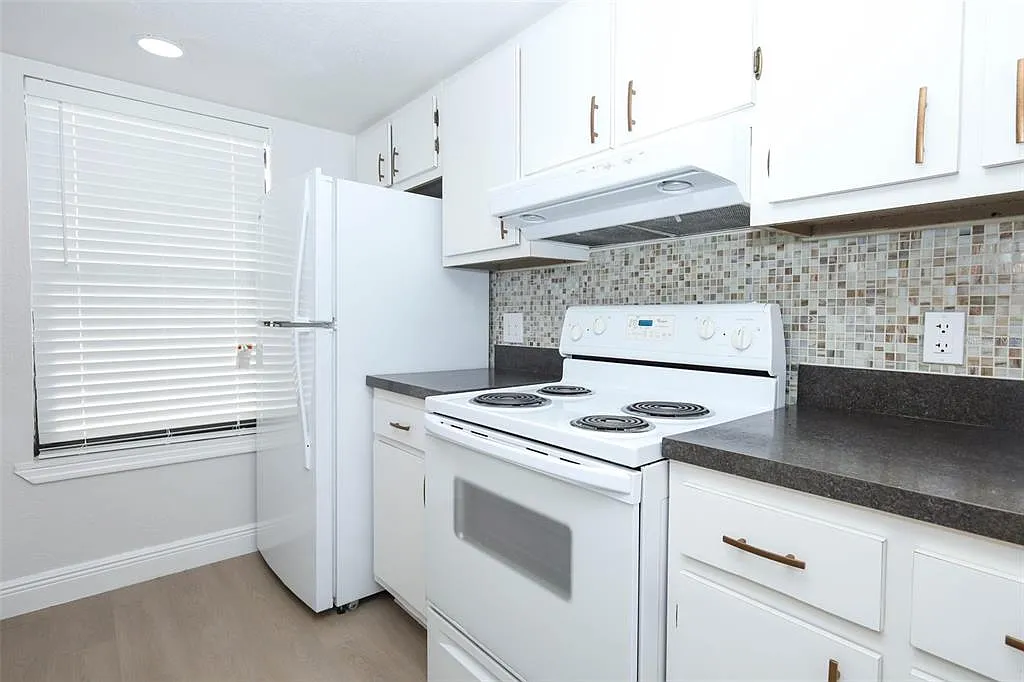 2 bed, 1.5 bath, 1164 sqft, $1,625 — Photo 2