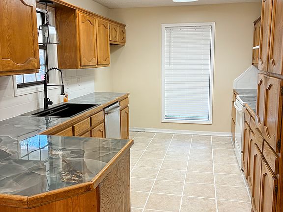 3rd image of 102 Sandhurst Cir