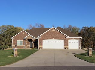 15379 White Oak Dr, Peosta, IA 52068