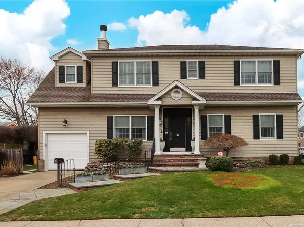 6 Haven Lane, Old Bethpage, NY 11804