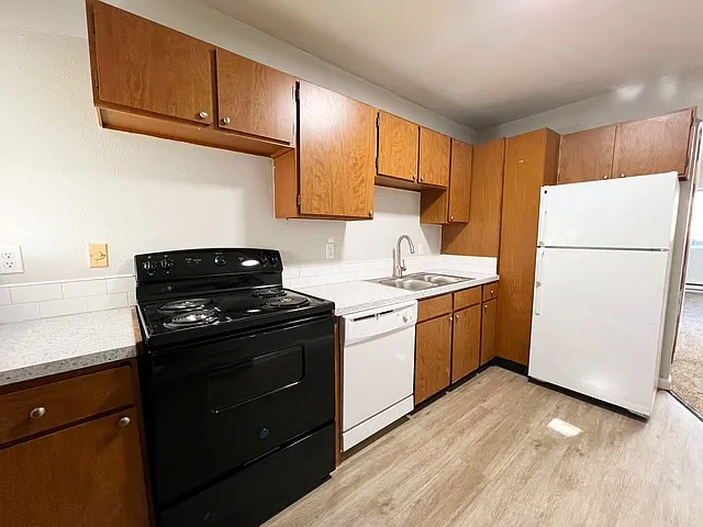 Pelican Hill Apts - 637 Pleasant Ave - 202 — Photo 2