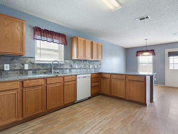 3rd image of 824 Meadowlark Dr