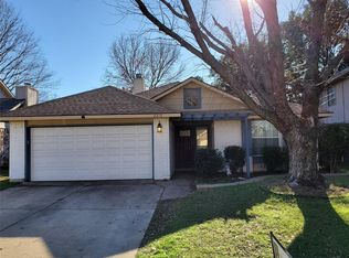 2216 Chapel Downs Dr, Arlington, TX 76017