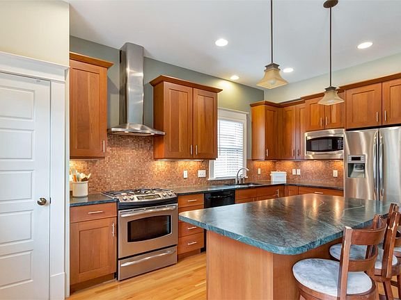 5th image of 2074 Hudson St