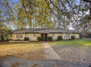 118 Meadowbrook Dr, Palestine, TX 75803