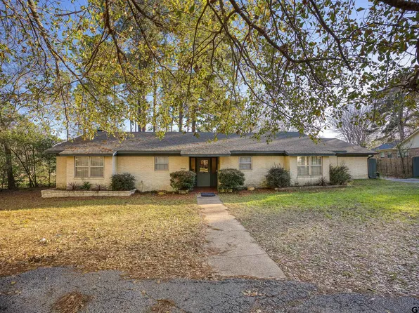 118 Meadowbrook Dr, Palestine, TX 75803