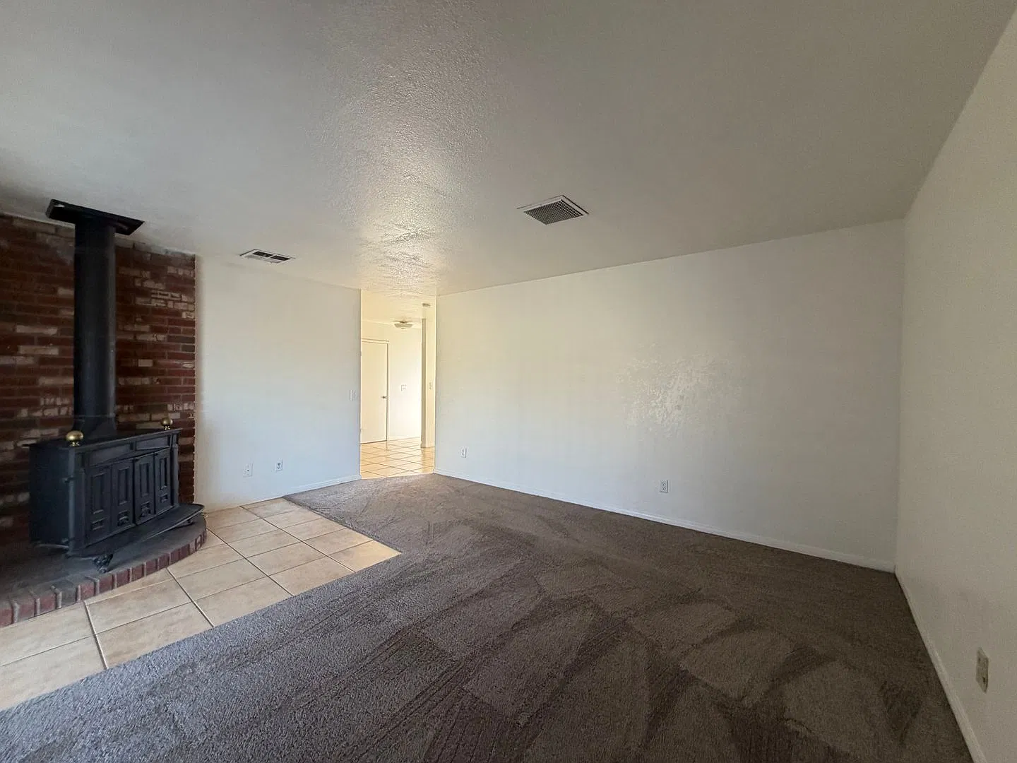 Beautiful 4 Bedroom 2 Bathroom House Located Near Drive In Theater — Photo 4