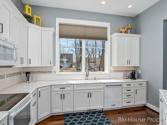 5th image of 7247 Peninsula Dr NE