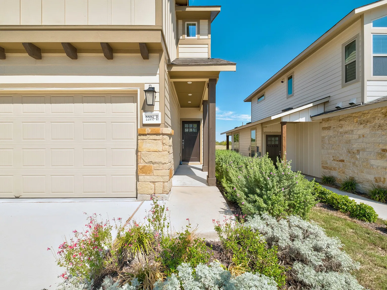 3 bed, 2.5 bath, 1517 sqft, $1,995 — Photo 2