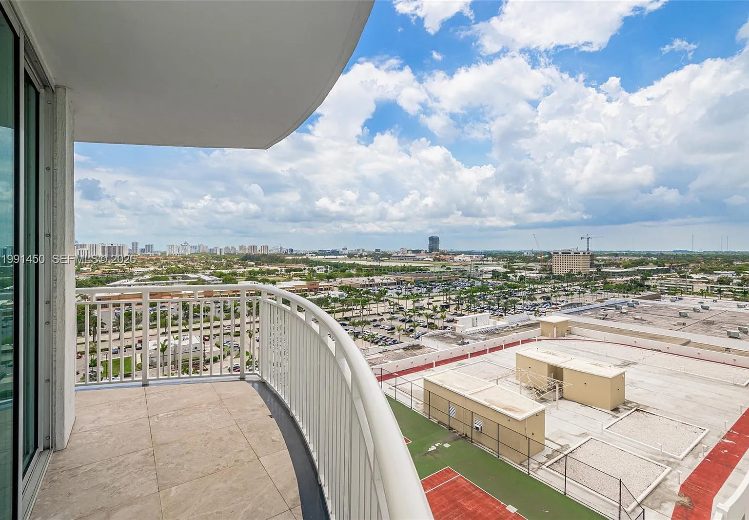 Duo Condo East — Photo 2