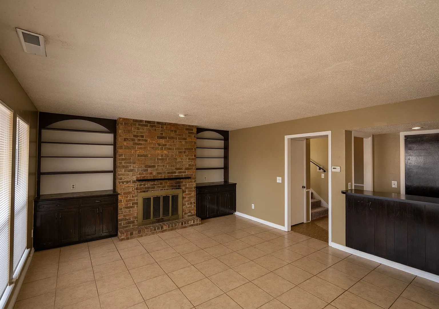 Spacious Backyard, 2 Car Garage, Close to NW Expressway! — Photo 4