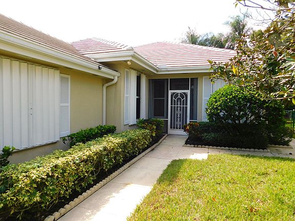 3rd image of 160 NW Bentley Cir