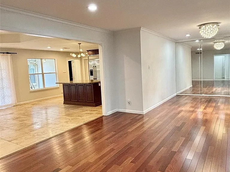 729 Camelot Ln — Photo 3