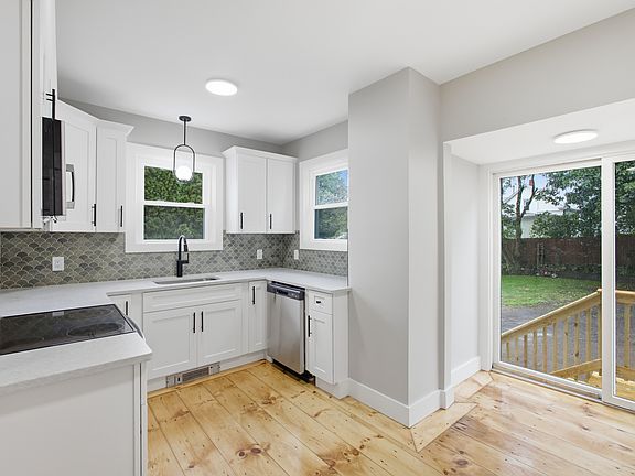 3rd image of 134-136 Roma St #1