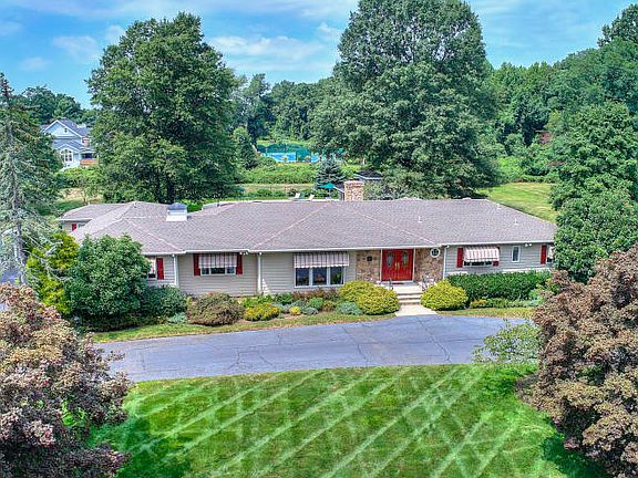 3rd image of 12 Woodside Dr