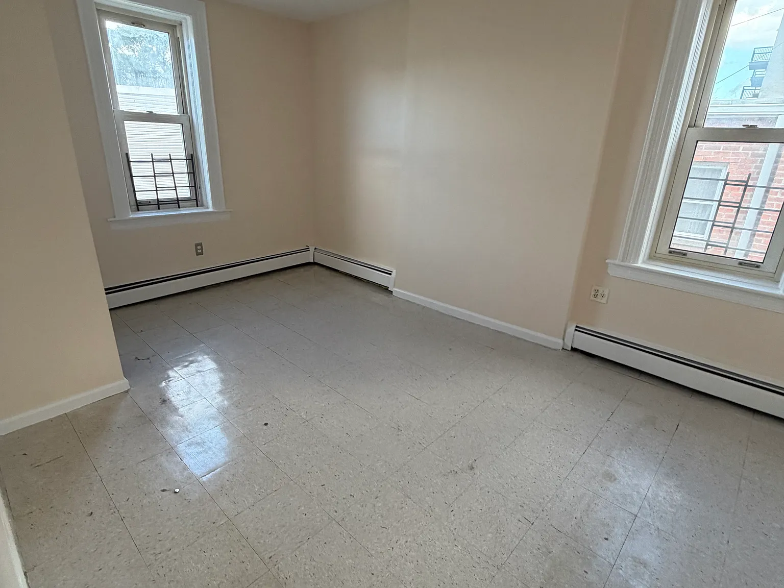 3 bed, 1000 sqft, $3,200 — Photo 2