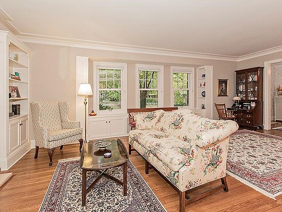 5th image of 2347 Woodmere Dr
