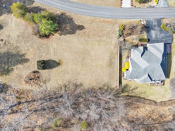 5th image of 40 Cambridge Ct