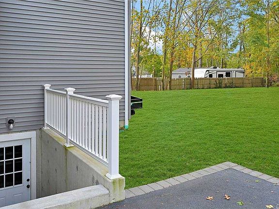 3rd image of 6 Lupine Ln