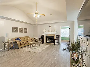 3 bed, 1816 sqft, $2,195 — Photo 2