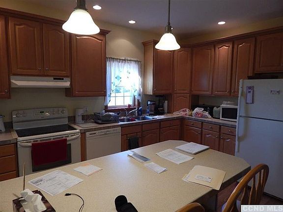 3rd image of 61 Cedar Ln