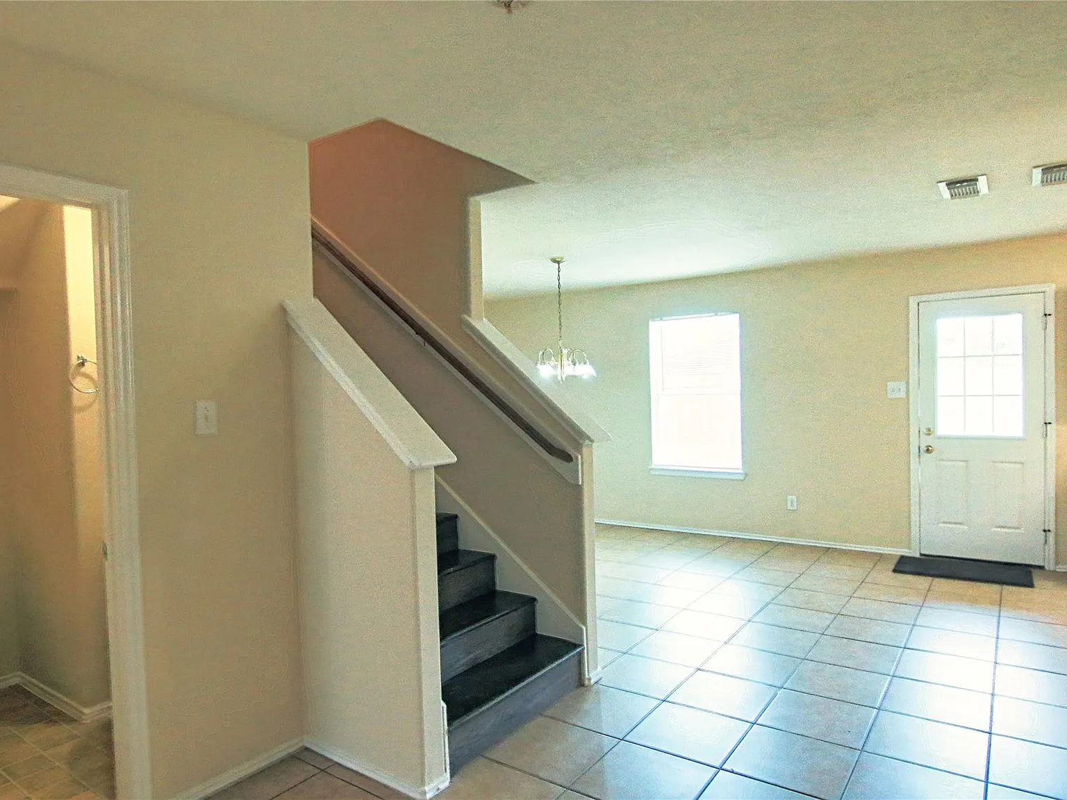 4 bed, 2.5 bath, 1884 sqft, $1,900 — Photo 3