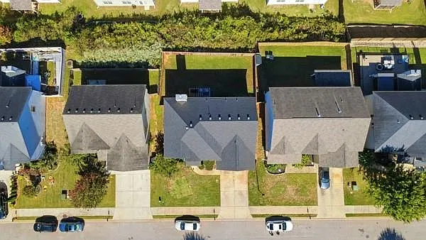 5 bed, 3.5 bath, 2672 sqft, $2,950 — Photo 2
