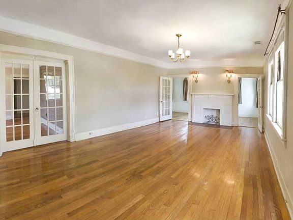 4th image of 704 E 49th St #B