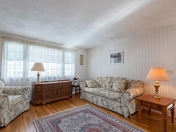 5th image of 5 Crestshire Dr