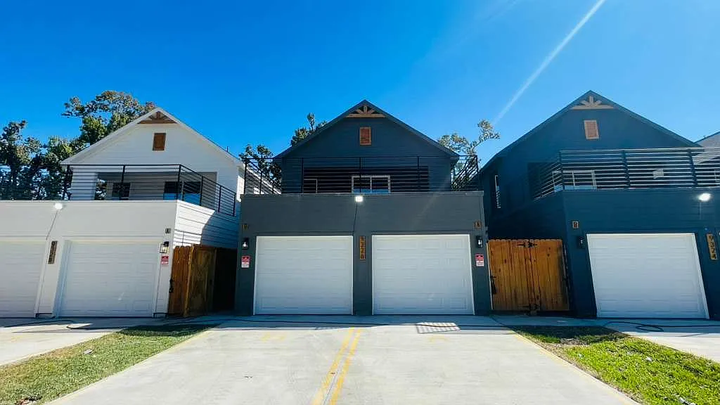 3 bed, 2.5 bath, 1902 sqft, $1,900 — Photo 2