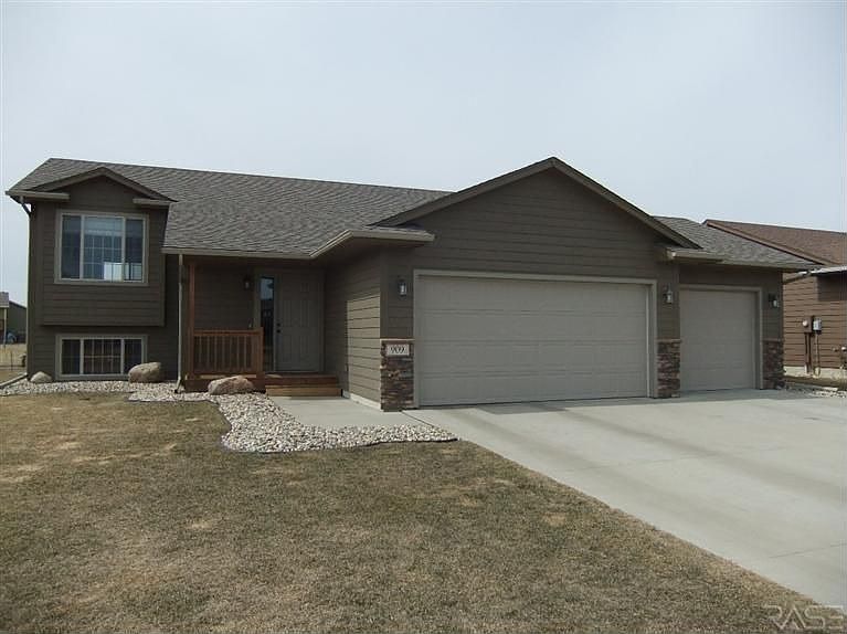 1st image of 909 Honeysuckle Dr