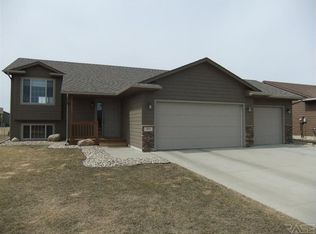 909 Honeysuckle Dr, Harrisburg, SD 57032