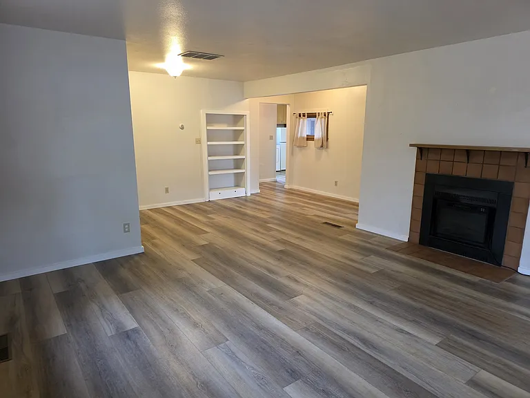 525 Agua Fria St #D — Photo 3