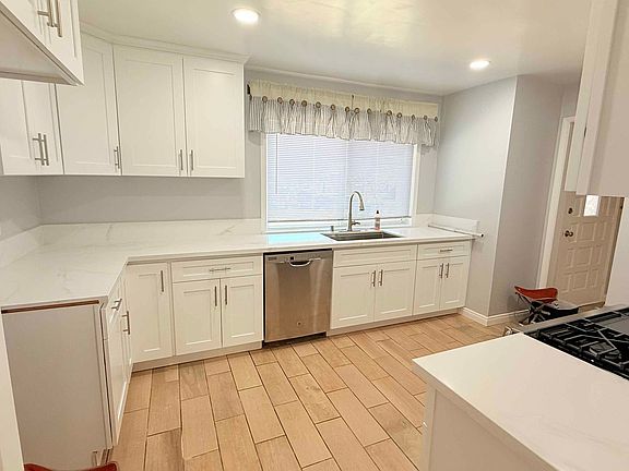 5th image of 3417 Castle Rock Rd