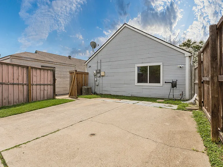 253 Teakwood Ln — Photo 10