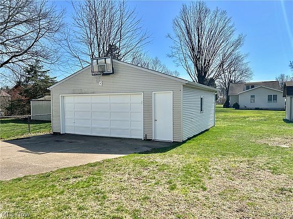 2nd image of 3848 Louise St